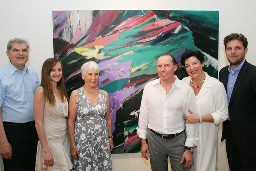  http://www.apa-fotoservice.at/galerie/5507 Im Bild
v.l.n.r.: Otto Hans Ressler (Experte für zeitgenössische Kunst),
Julia Hofmann (Enkelin des Künstlers), Annemarie Ganzer (Witwe des
Künstlers), Galeristen Gerald, Monika und Sascha Ziwna