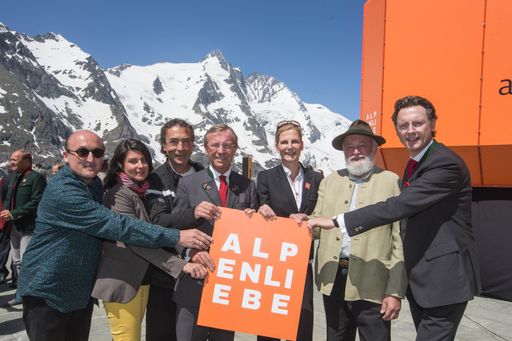  Im Bild v.l.n.r.: Eröffnung der Ausstellung
"Alpenliebe" auf der Kaiser-Franz-Josef-Höhe an der Großglockner
Hochalpenstraße - Ausstellungsgestalter Hans-Peter Kudlich,
Kuratorin Julia Stoff, Hubert von Goisern, Kärntens
Landtagspräsident Reinhart Rohr, Landeshauptmann Wilfried Haslauer,
Madeleine Rohla-Strauss, Sepp Forcher und GROHAG GD Johannes Hörl