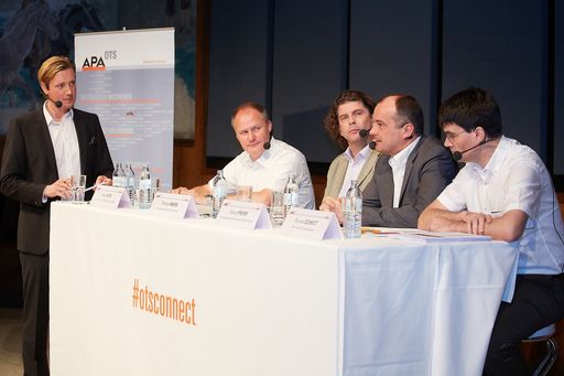  http://www.apa-fotoservice.at/galerie/5543
APA-OTSconnect Frühstück im Radiokulturhaus zum
Thema: "Europe, can you hear me? - Meinungsbildung und Mitsprache in
der Europäischen Union". Im Bild v.l.n.r.: Alexander Raffeiner
(Moderator), Peter Köppl (Mastermind Public Affairs
Consulting/ÖPAV), Thomas Mayer (Der Standard, Mayers Europa-Blog),
Georg Pfeifer (Informationsbüro des Europäischen Parlaments), Thomas
Schmidt (APA - Austria Presse Agentur)