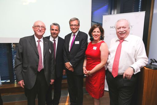 Vorstandsvorsitzender des Wiener Städtischen
Versicherungsvereins, Dr. Günter Geyer, Erste Bank Vorstand Dr.
Peter Bosek, Wiener Städtische Generaldirektor Mag. Robert
Lasshofer, Wiener Landtagsabgeordnete Mag.a Tanja Wehsely und
Bürgermeister Dr. Michael Häupl beim Kick-Off der Social City Wien
am 10.Juni.