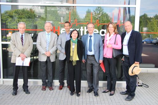  Die neu bestellten Mitglieder des Kuratoriums der
FH Kärnten (v. l.): Walter Pichler, Karl Anderwald, Robert
Birnbacher, Josef Fugger, Claudia Mischensky, Martin Hitz,
Claudia-Elisabeth Wulz; Nicht am Bild: Rainer Schmidtmayer