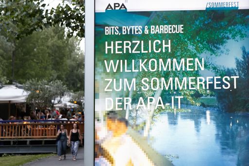 Vorschau Bild von Bei Bits, Bytes & Barbecue wurde beim APA-IT
Sommerfest auf der summerstage am Wiener Donaukanal genetzwerkt.