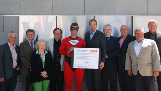 Der Fachverband des Energiehandels mit ihrem
Obmann Mag. Jürgen Roth, ihrem Testimonial Superpetro und der
Resolution zum Energieeffizienzgesetz.