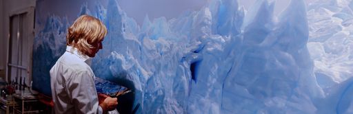  Helmut Ditsch beim Malen an "The Triumph Of Nature"
(Technische Daten: 130 x 400 cm, Öl auf Leinwand, 2006, Helmut
Ditsch). Das Gemälde entstand 2006 in Irland.