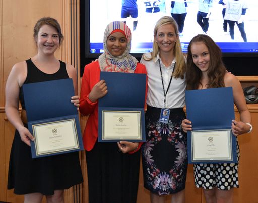 Vorschau Bild von v.l.n.r.: Anna Schiefer, Esraa Assem, Botschafterin
Wesner, Lisa Filz.