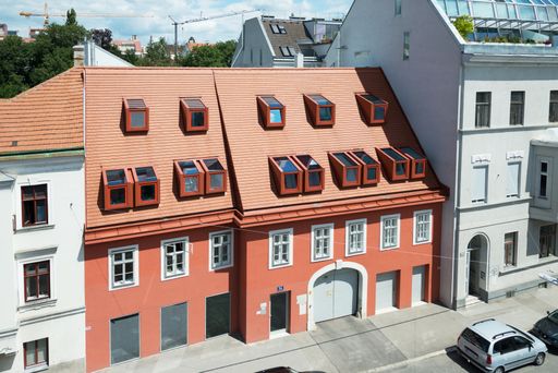 Nach der Neugestaltung des denkmalgeschützten
Wohnhauses in der Penzinger Straße in Wien sorgen rote Tondachziegel
für auffallende Farbakzente auf dem neuen geschaffenen Dachausbau.