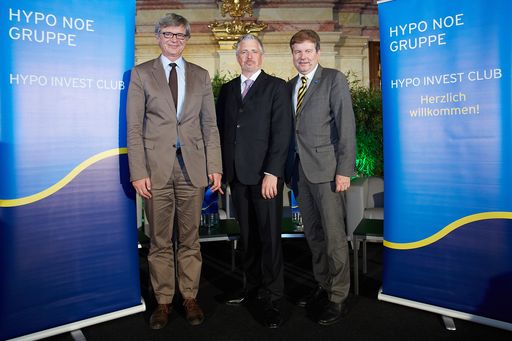  Im Bild von li. nach re.: Univ. Prof. Dr. Engelbert
Dockner, Wirtschaftsuniversität Wien, deutscher Finanz- und
Börsenexperte Dirk Müller und HYPO NOE-Generaldirektor Dr. Peter
Harold beim HYPO Invest Club.