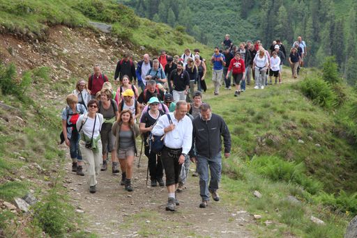 Am 6. Juli, dem Eröffnungstag, wandern die vier
Küchenchefs gemeinsam mit Urlaubern auf die Heidelberger Hütte, wo
sie ihre Rezepte für alle Gäste kochen und vorstellen werden.