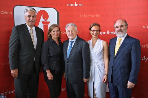 http://www.apa-fotoservice.at/galerie/5512 Im Bild
v.l.n.r.: Mag. Dr. Hans Jörg Schelling, Vorsitzender des
Verbandsvorstandes im Hauptverband der österreichischen
Sozialversicherungsträger; Mag. pharm. Dr. Ulrike Mursch-Edlmayr,
Präsidentin der Oberösterreichischen Apothekerkammer; Dr. Josef
Pühringer, Landeshauptmann OÖ; Mag. pharm. Monika Aichberger,
Vizepräsidentin der Oberösterreichischen Apothekerkammer; Dr.
Clemens Martin Auer, Sektionschef Bundesministerium für Gesundheit.