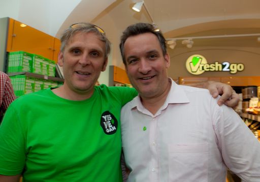 (v.l.n.r.): Jan Bredack, Geschäftsführer Veganz
und Markus Teufel, Geschäftsführer yamm! bei der Eröffnung der
Veganz-Filiale in Wien