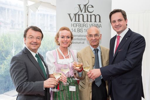  Im Bild (v.l.n.r.) Mag. Willi Klinger, GF
Österreich Wein Marketing, Mag. Alexandra Graski-Hoffmann, VieVinum
Organisatorin, Seine Eminenz Botschafter von Frankreich Stephane
Gompertz, Johannes Schmuckenschlager, Weinbaupräsident und
Abgeordneter zum Nationalrat