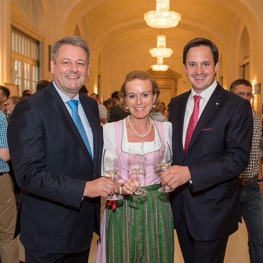 Vorschau Bild von Im Bild (v.l.n.r.) Bundesminister Andrä
Ruprechter, Mag. Alexandra Graski-Hoffmann, VieVinum Organisatorin,
Johannes Schmuckenschlager, Weinbaupräsident und Abgeordneter zum
Nationalrat