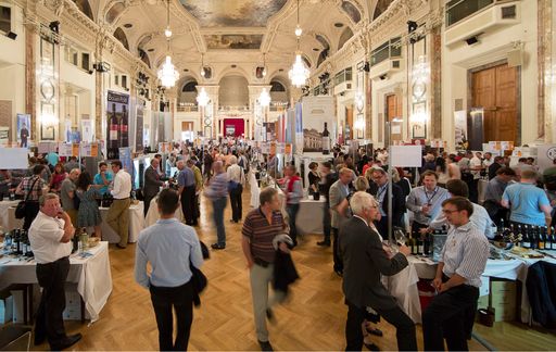 Vorschau Bild von Im Bild (v.l.n.r.) Die VieVinum gilt mit den
prachtvollen Räumlichkeiten Wiener Hofburg als schönste Weinmesse
der Welt.