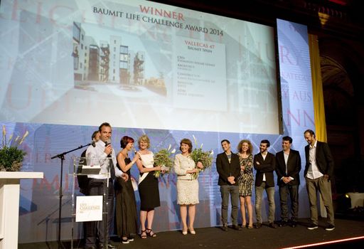  Die Jury kürte einstimmig das
Mehrfamilien-Wohnobjekt ?Vallecas 47" des Architekten Untercio in
Madrid/Spanien zu Gesamtsieger und damit zum Baumit Challenge 66
Gewinner. Im Bild von links: Mag. Robert Schmid, Geschäftsführer der
Baumit Beteiligungen GmbH und Initiator des europaweit
ausgeschriebenen Wettbewerbes, Moderatorin Evelyn Vysher,
Jurymitglieder Tina Arndt und Andrea Bacova, Baumit Challenge
Hauptpreis Gewinner Untercio aus Madrid Mauro Ivan Brav, Marina Del
Marmol, Miguel Herraiz, Alfonso Sáenz und Daniel Bergman.