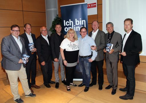 http://www.apa-fotoservice.at/galerie/5544/ Im Bild
v.l.n.r.: Digitales Österreich Christian Rupp, Amtsf. Präs. LSR
Rudolf Altersberger, Präs.WK-K Franz Pacher, Walter Liebhart
(Ilogs), Regina Hönigsberger, Georg Holzer, Spartenobmann
Information und Consulting WK-K DI Martin Zandonella, LH Dr Peter
Kaiser, Ing. Walter Martinetz