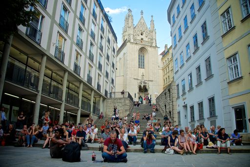 Vorschau Bild von Publikum auf der Treppe zur Kirche Maria am Gestade
in Wien