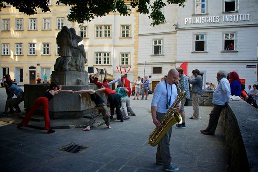 Vorschau Bild von Tanz- und Musikperformances auf dem Platz vor dem
Institut