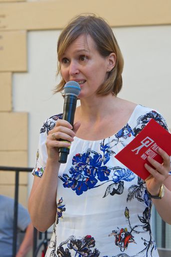 Vorschau Bild von Die Direktorin des Instituts begrüßt die Gäste