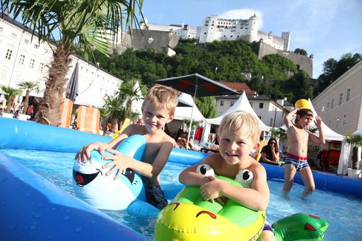 Vorschau Bild von Die gemütliche Open-Air Relaxzone mit
Planschbecken und Liegestühlen bringt auch für die kleinen Gäste am
Sunny Summer Sale jede Menge Spaß.