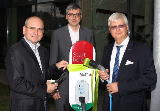  Im Bild v.l. Mag. Harald Nograsek
(Generaldirektor Verkehrsbüro Group), Andreas Berger
(Geschäftsführer Austria Trend Hotels) und Dipl.-Ing. Manfred
Freitag (Vorstand Kelag) bei der Einweihung der E-Tankstelle des
Austria Trend Hotel Doppio Wien
