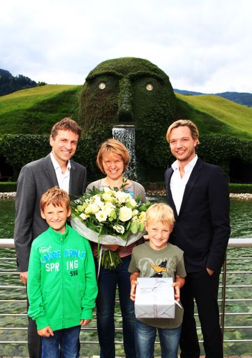 Familie Hörter aus Höhenkirchen in Oberbayern
(Deutschland) knackte die 12-Millionen-Besucher-Marke in den
Swarovski Kristallwelten und wurde zu diesem besonderen Anlass von
Markus Langes-Swarovski (re.) und Stefan Isser feierlich vor dem
Riesen in Wattens begrüßt.
