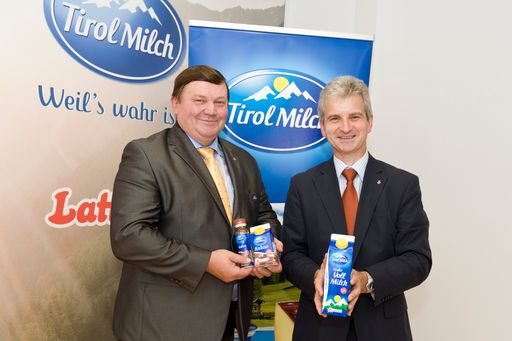 http://www.apa-fotoservice.at/galerie/5547/ Im
Tirol Milch Werk Wörgl wurde in den letzten Monaten im Besonderen
die Käseproduktion kräftig erweitert. Insgesamt flossen rund 30 Mio.
Euro in den Aus- bzw. Neubau des Käseproduktionsbereiches. Im Bild.:
v.l.n.r.: Johann Schneeberger Berglandmilch eGen Obmann, DI Josef
Braunshofer Berglandmilch eGen Geschäftsführung
