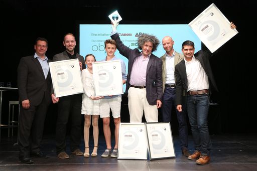Gewinner und Initiatoren des "Objektiv 2104": Am
Dienstagabend (17.6.2014) luden APA und Canon zur Preisverleihung
der besten Pressefotos des Jahres. Im Bild v.l.n.r.: Michael Lang
(APA-Chefredakteur), Fabian Weiß (Kategoriesieger Fotoserien), Sara
und Simon Foeger (stellvertretend für Leonhard Foeger,
Kategoriesieger Sport), Matthias Cremer (Gesamtsieger sowie
Kategoriesieger Wirtschaft und Politik), Peter Saak (Geschäftsführer
Canon Österreich) und Jan Hetfleisch (Kategoriesieger Kunst und
Kultur).