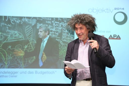 Vorschau Bild von Objektiv 2014: Den Gesamtsieg erzielte Matthias
Cremer für ein Bild, das Finanzminister Michael Spindelegger im
Kampf mit Budgetloch und Finanzkrise symbolisiert.