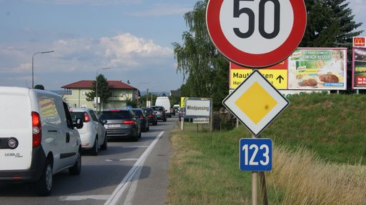  Täglich wälzt sich eine Staulawine durch
Windpassing und Pyburg in Richtung Mauthausen. Leidtragende sind
Anrainer, Pendler und die Wirtschaft