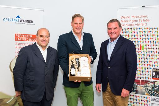  http://www.apa-fotoservice.at/galerie/5533/ Im Bild
v.l.n.r.: Die Geschäftsführer Erich, DI (FH) Christian und Rudolf
Wagner (v. l. n. r.) präsentieren heute Details dazu in Linz und
Laakirchen.