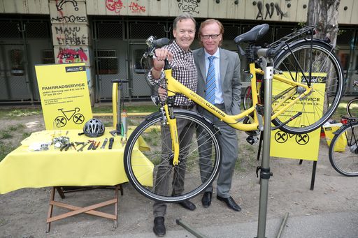 Jeden Sonntag Gratisfahrradservice für
Raiffeisenkunden am Radweg bei der Summerstage, ermöglicht durch
Summerstageboss Ossi Schellmann und Raiffeisen GDStv. Georg
Kraft-Kinz