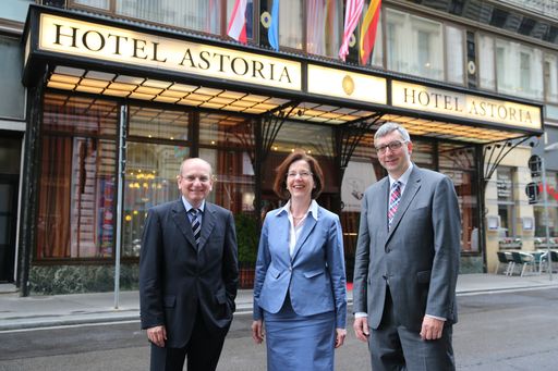 Im Bild v.l.: Mag. Harald Nograsek
(Generaldirektor Verkehrsbüro Group), Rosemarie Jurasky
(Hoteldirektorin Austria Trend Hotel Astoria) und Andreas Berger
(Geschäftsführer Austria Trend Hotels).