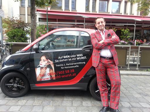 Peter Treichl vor seiner "rollenden" Werbung