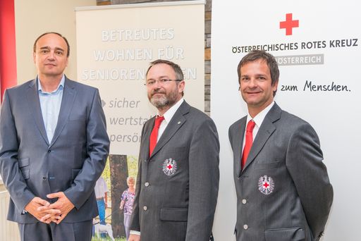  http://www.apa-fotoservice.at/galerie/5561/
v.l.n.r.: Walter J.W. Eichinger (MSc FRICS - Geschäftsführer Silver
Living), MR Dr. Urban Schneeweiß (Obmann Rotes Kreuz Steyr), Mag.
Alexander Stellnberger (Rotes Kreuz)