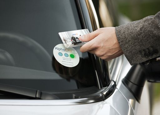 Vorschau Bild von Dank integriertem RFID-Chip lassen sich AlphaCity
Pool-Fahrzeuge ganz einfach schlüssellos öffnen und starten
