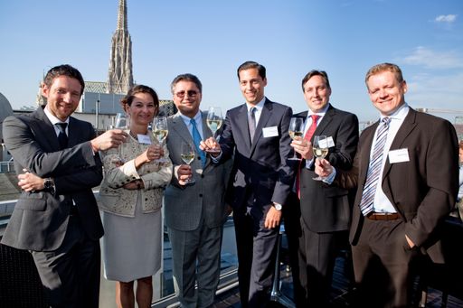 Personen v. l. n. r.: Thomas Schaufler (Vorstand
Erste Asset Management), Carola Waibel (Geschäftsführerin Reiter
Immobilien), Karl-Heinz Strauss (CEO Porr AG), Dominik Hojas
(Chefredakteur DerBörsianer), Bernhard Greifeneder (Leiter
Quantitative Research BAWAG P.S.K. INVEST), Jörg Rohmann
(Chefanalyst Alpari Deutschland)