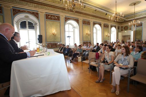  http://www.apa-fotoservice.at/galerie/5408 Am 25
Juni kamen im Schloss Esterházy in Eisenstadt auf Einladung der
Foster Europe Foundation mehr als 170 VertreterInnen von NGOs,
Regionen, Städten und Gemeinden aus dem gesamten Donauraum zusammen.
Die TeilnehmerInnen des 1.Participation Day fordern vom 3. EU
Donauraumgipfel in Wien diese Woche klare Strategien zur
strukturellen Verankerung der Beteiligung von Bürgern und
Zivilgesellschaft im Europa der Zukunft.