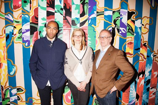 Sydney Ogidan (BLK River), Saskia Wiesenthal
(Marketing&Art Manager Hotel Altstadt Vienna), Otto E. Wiesenthal
(Besitzer Hotel Altstadt Vienna) vor der Blumenwand von ZUK CLUB
