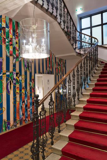 Vorschau Bild von Stiegenaufgang zur Rezeption Altstadt Vienna.
Wandkunst von ZUK Club. Leuchte von MOOOI.