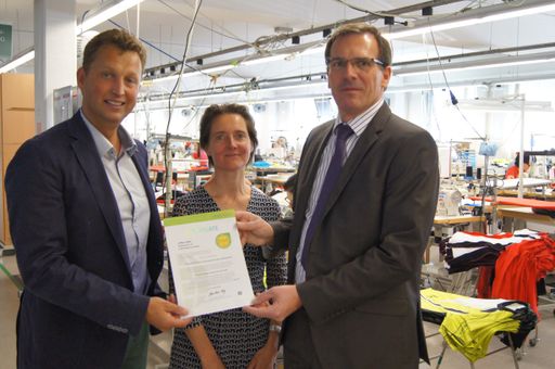 Helene Melnitzky und CEO Robert Löcker vom ÖTI
überreichen Löffler Geschäftsführer Otto Leotolder das STeP
Zertifikat.