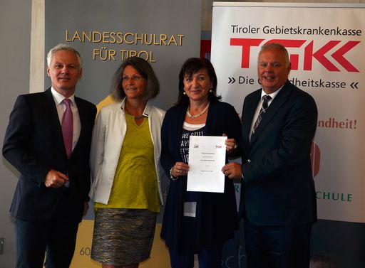  Gemeinsam für die Gesundheitsförderung an Tirols
Schulen (v.l.n.r.): TGKK-Direktor Dr. Arno Melitopulos, Dipl. Päd.
Iris Posch (Direktorin der Volksschule Angergasse in Innsbruck),
Landesrätin Dr. Beate Palfrader und TGKK-Obmann Werner Salzburger