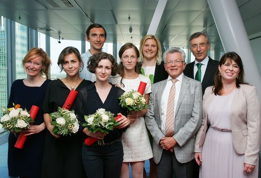 http://www.apa-fotoservice.at/galerie/5604 Im Bild
v.l.n.r.: Doris Theres Hofer (Anerkennungspreis), Anna
Khodorkovskaya (Preisträgerin des STRABAG Artaward International
2014), Peter Jellitsch (Anerkennungspreis),Iulia Sorina Nistor
(Anerkennungspreis), Masha Sha (Anerkennungspreis), Julia Schuster
(STRABAG Kunstforum), Wilhelm Weiß (Direktor STRABAG Kunstforum),
Dr. Thomas Birtel (Vorstandsvorsitzender STRABAG SE) und Tanja
Skorepa (Leiterin STRABAG Kunstforum)