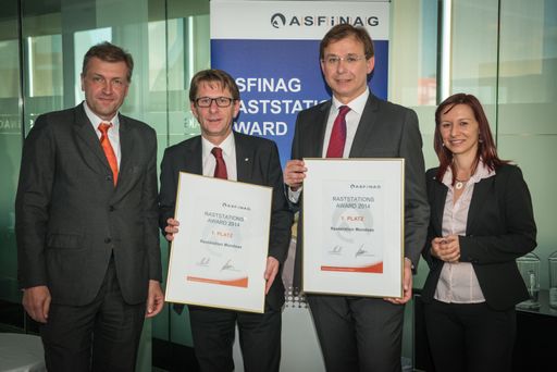 Stolzes Siegerfoto: ASFINAG-Vorstand Klaus
Schierhackl gratuliert Alois Wach (OMV) und Wolfgang Rosenberger
(Landzeit) zum Sieg der Raststation Mondsee - Daniela Höllerbauer
von der Firma Whitebox testete die Raststationen auf Herz und Nieren
(im Bild von links nach rechts).