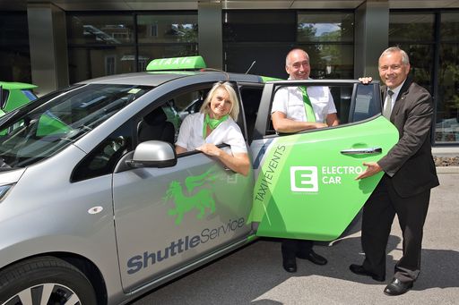 Unternehmer Erwin und Irene Wailland starten
Elektro-Taxi-Flotte in Graz mit Unterstützung von Energie Steiermark
Vorstand Christian Purrer (re.)