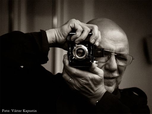 Vorschau Bild von Der russische Künstler Michail Nogin zeigt Stücke
seiner neuen Technik "Nigonografie" - die licht-grafische manuelle
Zeichnungen von Menschen und Objekten.