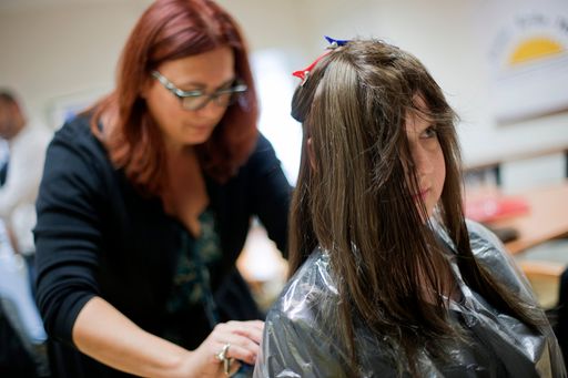 Vorschau Bild von Michelle bei der Anpassung der neuen Perücke