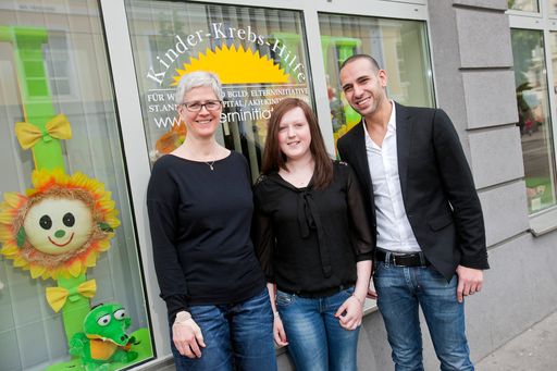 Im Bild v.l.n.r.: Anita Kienesberger,
Geschäftsführerin Österreichische Kinder-Krebs-Hilfe; Michelle;
Yochai Mevorach, Vereinsobmann Verein Haarfee