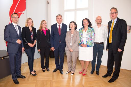  http://www.apa-fotoservice.at/galerie/5627 Im Bild
v.l.n.r: Mag. Wolfgang Wacek (Geschäftsführer Sanova), Corinna
Milborn (Infochefin Puls4), Roswitha Wachtler (meinungsraum.at)
Bundesminister Alois Stöger (BM für Gesundheit), Prim.a Univ.
Prof.in DDr.in MMag.a Barbara Maier (Präsidentin Österreichischer
Gesellschaft für Familienplanung, Primaria am Hanusch Krankenhaus),
Dr. Doris Linsberger (Frauenärztin), DDr. Christian Fiala (ECEC,
Gynmed Ambulatorium) und Mag. Max Wellan (Präsident
Apothekerkammer).