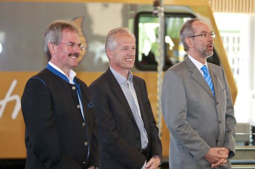 Verkehrslandesrat Karl Wilfing und NÖVOG
Geschäftsführer Gerhard Stindl sowie Stadler Rail Verkaufsleiter Urs
Wieser bei der Jungfernfahrt des Panoramawagen der Himmelstreppe (C)
NÖVOG/Bollwein