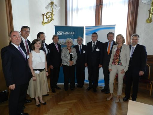  Im Bild (v.l.n.r.): Manfred Leitner, Fritz Lehr,
Irina Cruceru, Alexandru Capatu, Johannes Hahn, Karla Peijs,
Wolfgang Eder, Marius Margarit, Antonio Stoean, Ursula Zechner,
Manfred Seitz